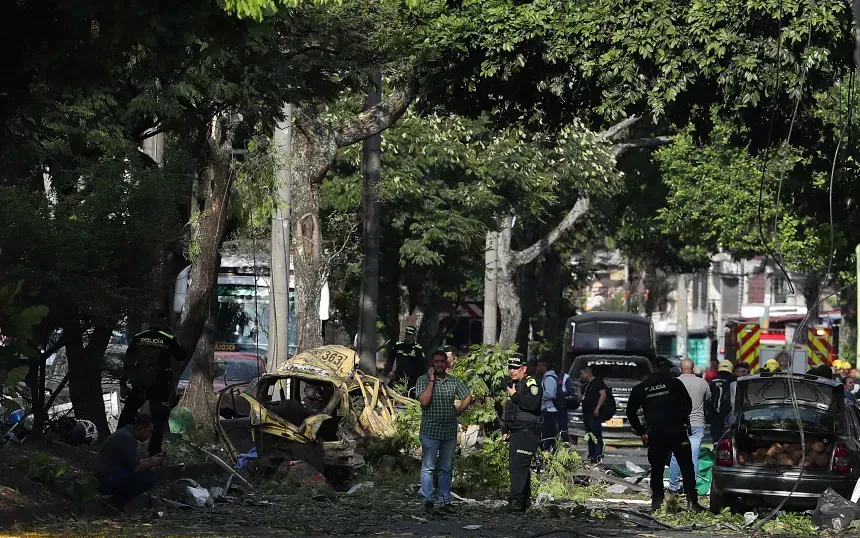 Lực lượng an ninh kiểm tra hiện trường vụ nổ bom bên ngoài một căn cứ không quân ở Cali, Colombia, ngày 21/8/2025 (Ảnh: AP)
Lực lượng an ninh kiểm tra hiện trường vụ nổ bom bên ngoài một căn cứ không quân ở Cali, Colombia, ngày 21/8/2025 (Ảnh: AP)