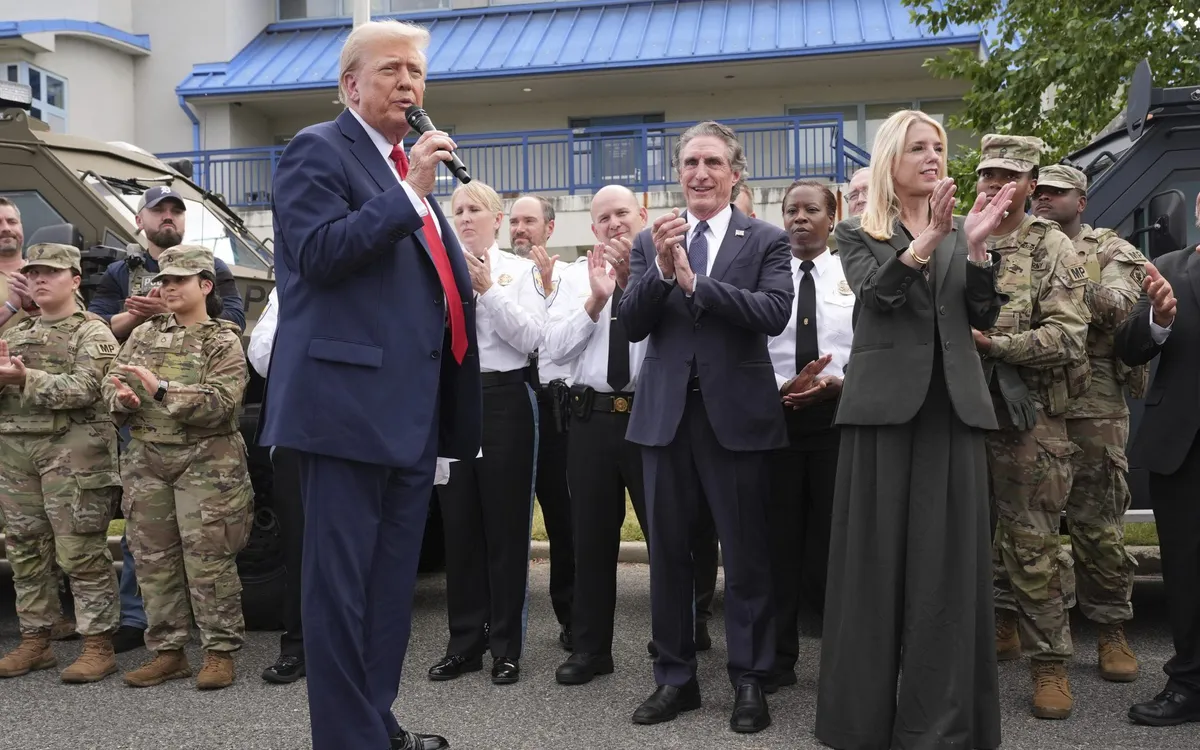 Tổng thống Mỹ Donald Trump gặp gỡ các nhân viên thực thi pháp luật và binh sĩ Vệ binh Quốc gia tại Washington ngày 21/8/2025 (Ảnh: AP) Tổng thống Mỹ Donald Trump gặp gỡ các nhân viên thực thi pháp luật và binh sĩ Vệ binh Quốc gia tại Washington ngày 21/8/2025 (Ảnh: AP)