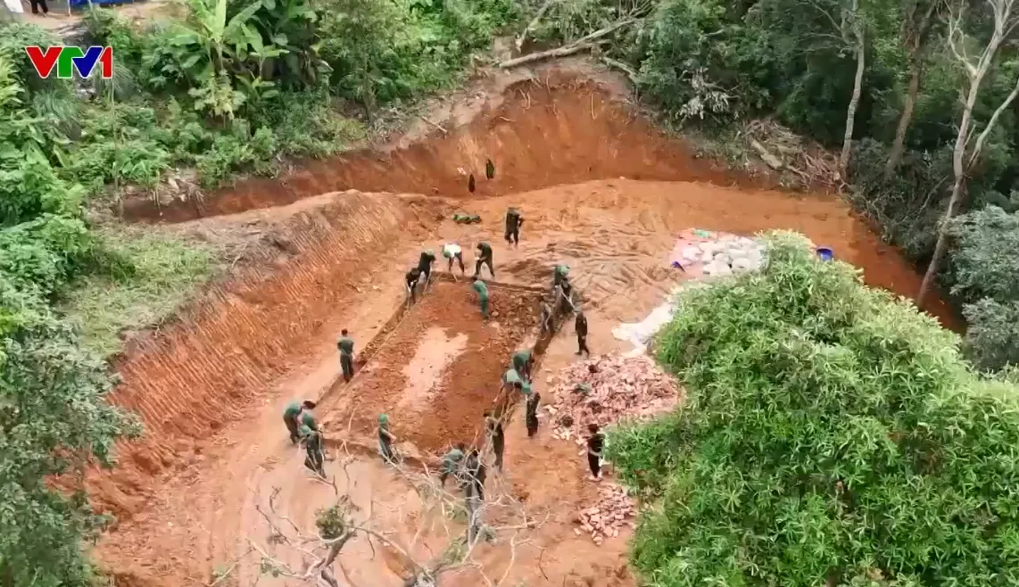 Bộ đội bám bản, giúp dân vùng lũ Điện Biên dựng nhà ở mới - Ảnh 1.