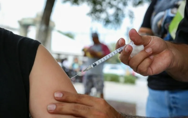 Một trẻ em đang được tiêm vaccine MMR II phòng sởi - quai bị - Rubella (Ảnh: AFP) Một trẻ em đang được tiêm vaccine MMR II phòng sởi - quai bị - Rubella (Ảnh: AFP)