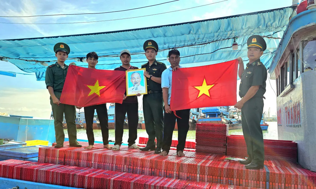 TP Hồ Chí Minh tuyên truyền ngư dân khai thác hải sản bền vững- Ảnh 1. TP Hồ Chí Minh tuyên truyền ngư dân khai thác hải sản bền vững- Ảnh 1.