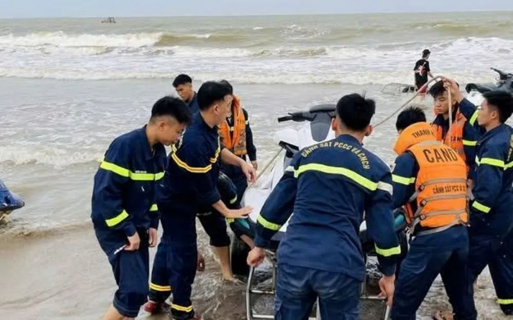 Lực lượng chức năng khẩn trương triển khai công tác tìm kiếm các nạn nhân mất tích. (Ảnh: Công an Thanh Hóa)
