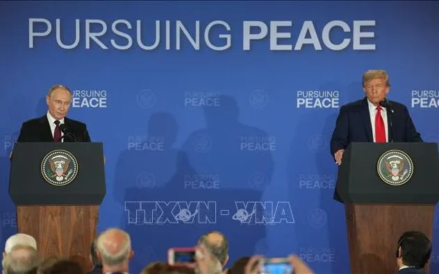 Tổng thống Nga Vladimir Putin (trái) và Tổng thống Mỹ Donald Trump tại cuộc họp báo chung ở Alaska ngày 15/8/2025 (Ảnh: THX/TTXVN)