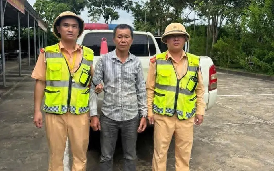 Đối tượng người Trung Quốc trốn truy nã bị Cảnh sát giao thông Nghệ An bắt giữ (Ảnh: CANA). Đối tượng người Trung Quốc trốn truy nã bị Cảnh sát giao thông Nghệ An bắt giữ (Ảnh: CANA).