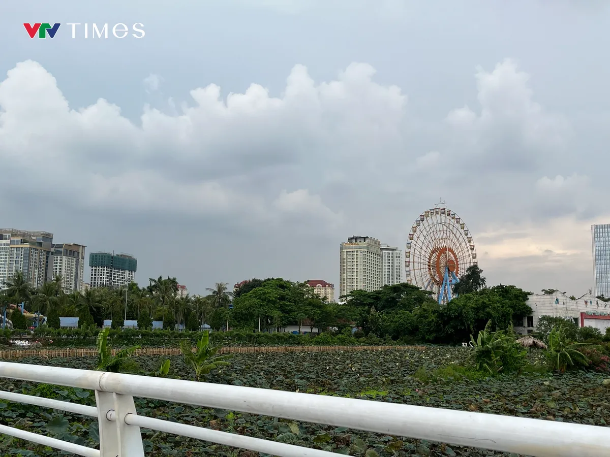 Công nhân rầm rộ cải tạo Hồ Sen, chuẩn bị “hồi sinh” dòng chảy về Hồ Tây - Ảnh 3.