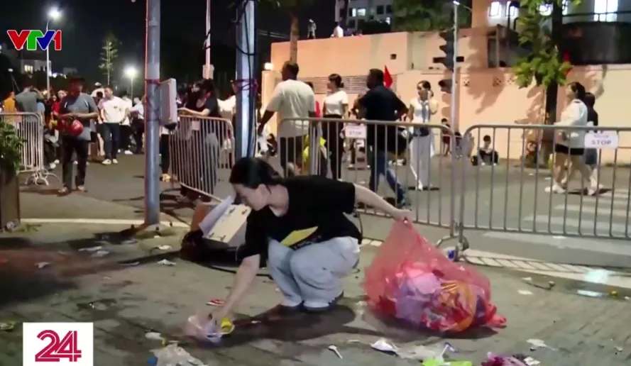 Nhiều người trẻ n&aacute;n lại dọn r&aacute;c sau buổi tổng hợp luyện diễu binh, diễu h&agrave;nh 2/9 - Ảnh 1.