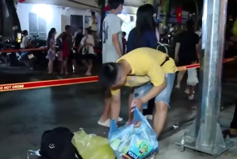 Nhiều người trẻ n&aacute;n lại dọn r&aacute;c sau buổi tổng hợp luyện diễu binh, diễu h&agrave;nh 2/9 - Ảnh 2.