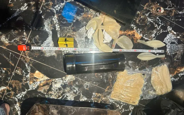  Bình chứa ''khí cười'' và bóng cao su dùng để hít "khí cười". Ảnh: Công an TP Hồ Chí Minh