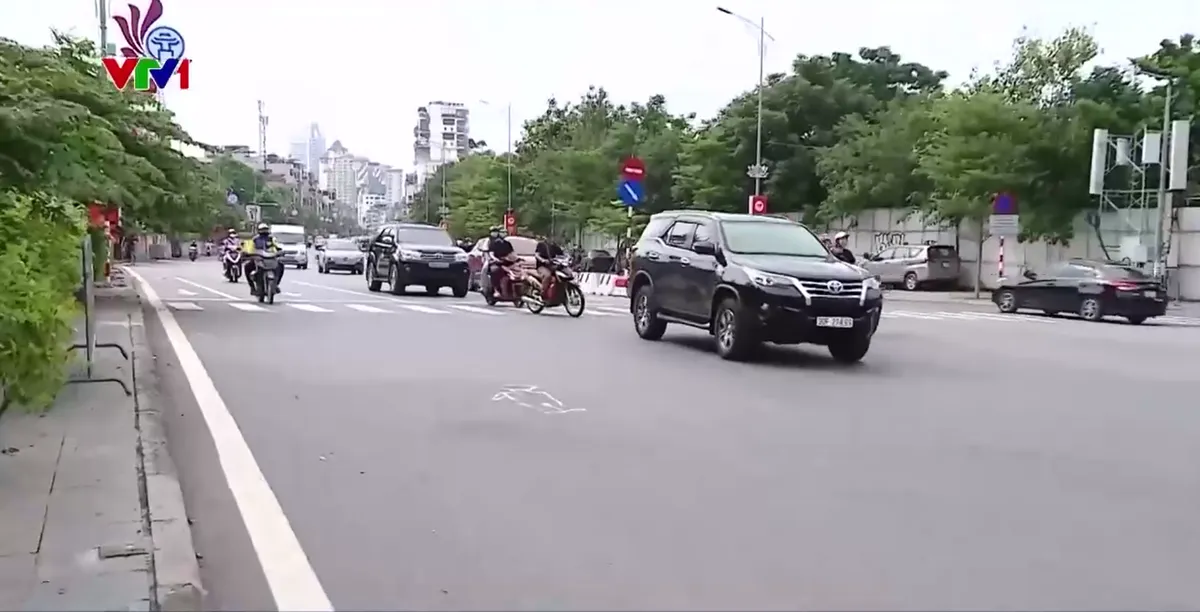 Người dân bất bình vụ đâm xe vào cảnh sát cơ động - Ảnh 1.