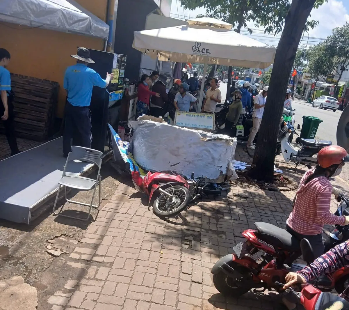 Hai cuộn thép từ xe đầu kéo rơi xuống đường, đè nát quầy vé số và 1 xe máy- Ảnh 1. Hai cuộn thép từ xe đầu kéo rơi xuống đường, đè nát quầy vé số và 1 xe máy- Ảnh 1.