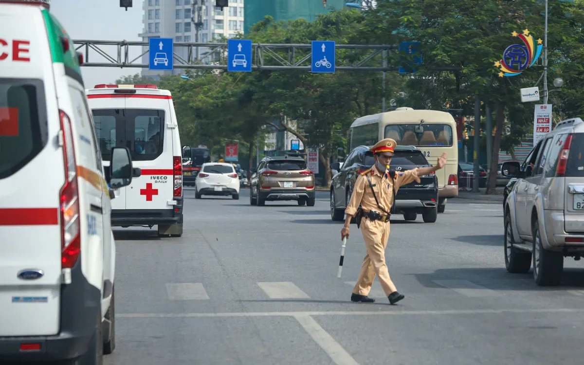 Lực lượng CSGT trên tuyến Võ Chí Công mở đường cho đoàn xe chở tạng. Lực lượng CSGT trên tuyến Võ Chí Công mở đường cho đoàn xe chở tạng.