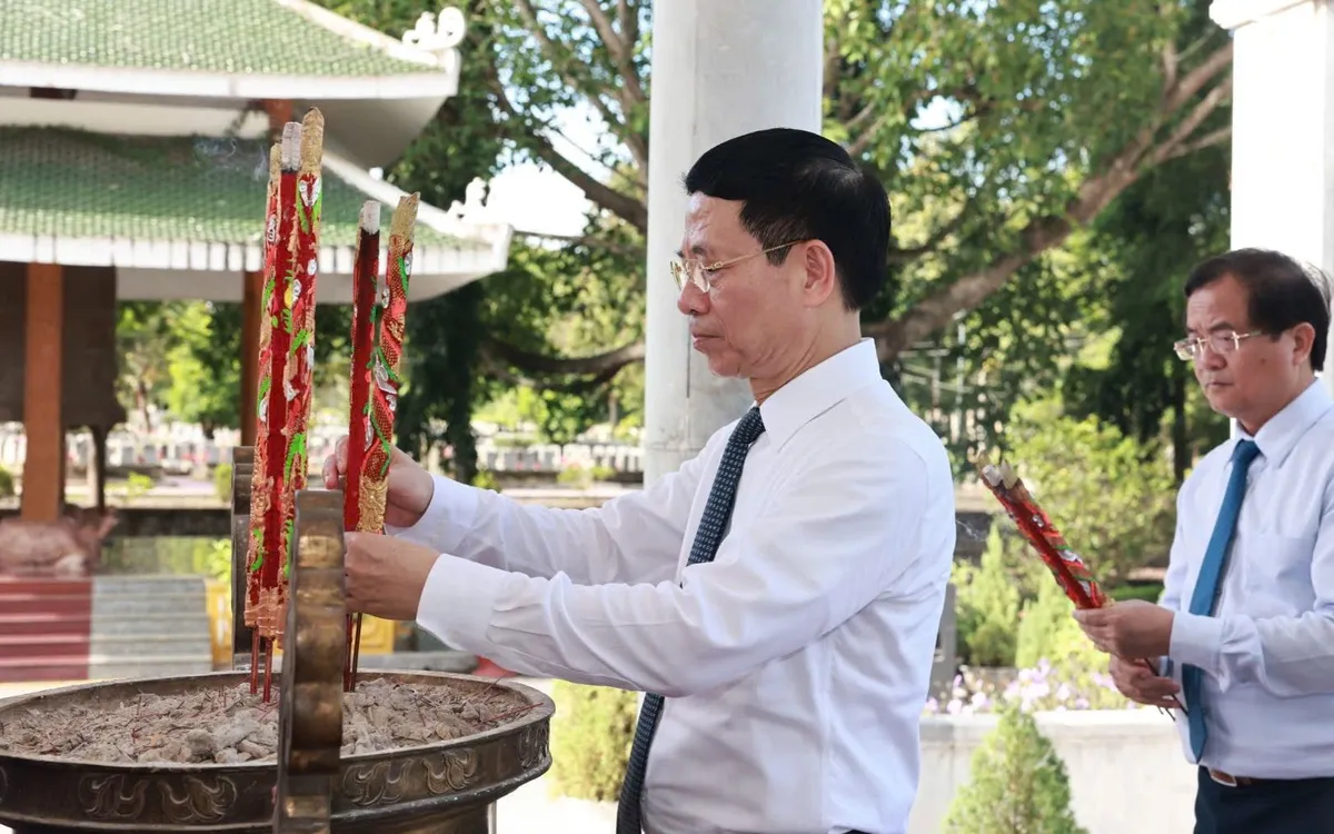 Bộ trưởng Bộ Khoa học và Công nghệ Nguyễn Mạnh Hùng dâng hương tại Đài tưởng niệm Nghĩa trang liệt sĩ Đồi 82