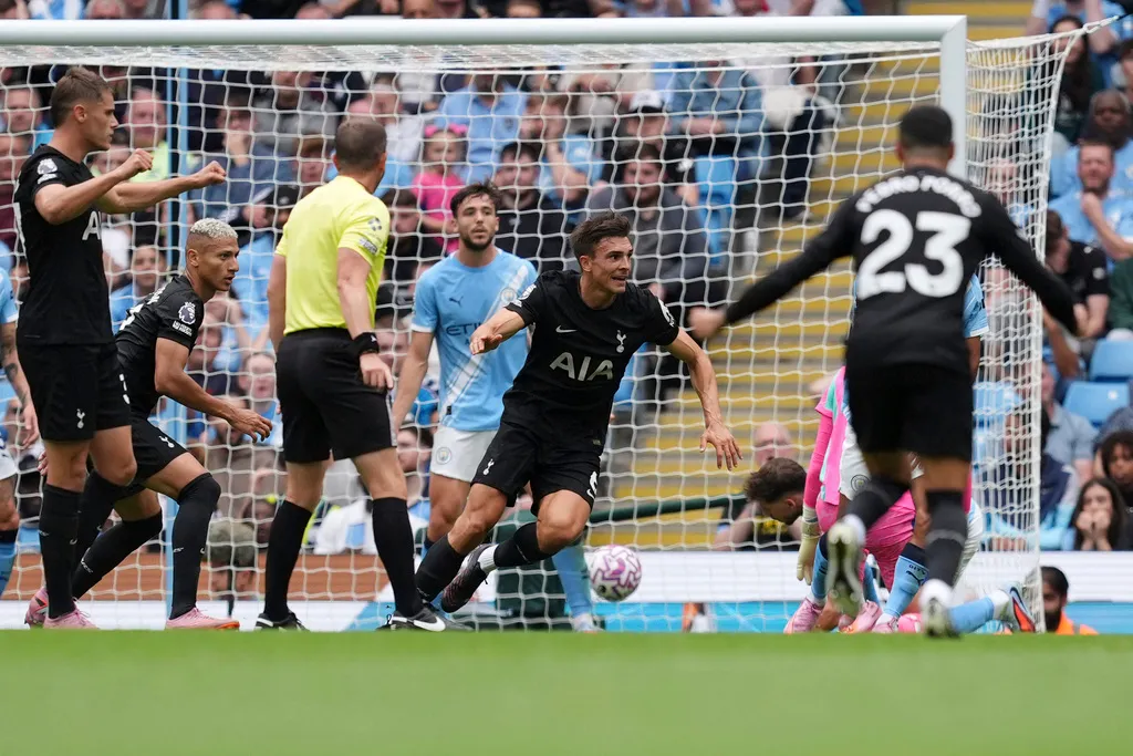 Ác mộng tại Etihad: Sai lầm hàng thủ, Man City "biếu không" chiến thắng cho Tottenham- Ảnh 2.
