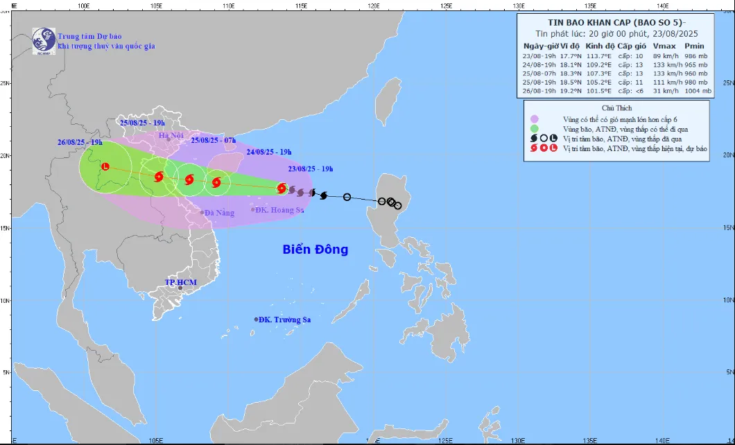 Bão số 5 giật cấp 12, cách đặc khu Hoàng Sa 220 km- Ảnh 1. Bão số 5 giật cấp 12, cách đặc khu Hoàng Sa 220 km- Ảnh 1.