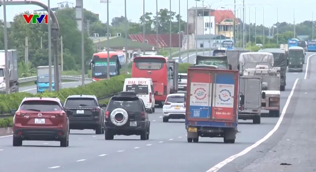 Xem xét cấm xe kích thước lớn đi làn đường sát dải phân cách trên cao tốc - Ảnh 1.