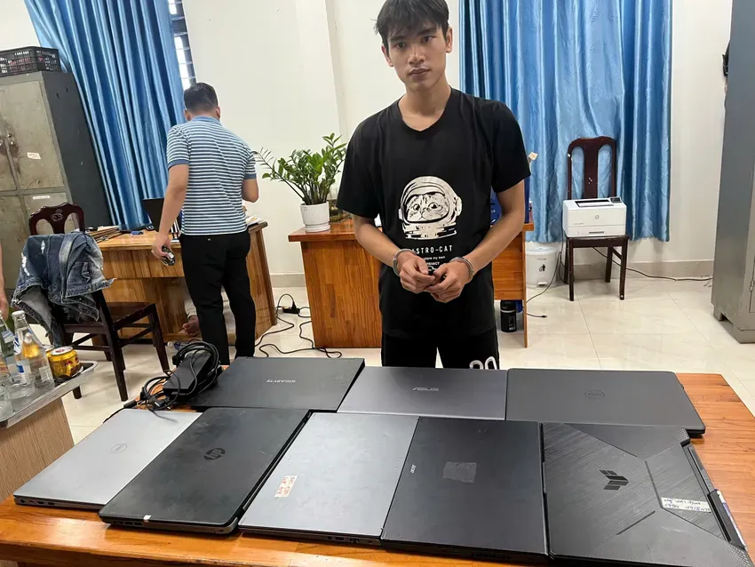 Bắt đối tượng đột nhập ký túc xá trộm cắp hàng loạt laptop - Ảnh 1.