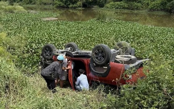 Người dân tiếp cận, tìm cách giải cứu nạn nhân bên trong xe. (Ảnh: NLĐ) Người dân tiếp cận, tìm cách giải cứu nạn nhân bên trong xe. (Ảnh: NLĐ)
