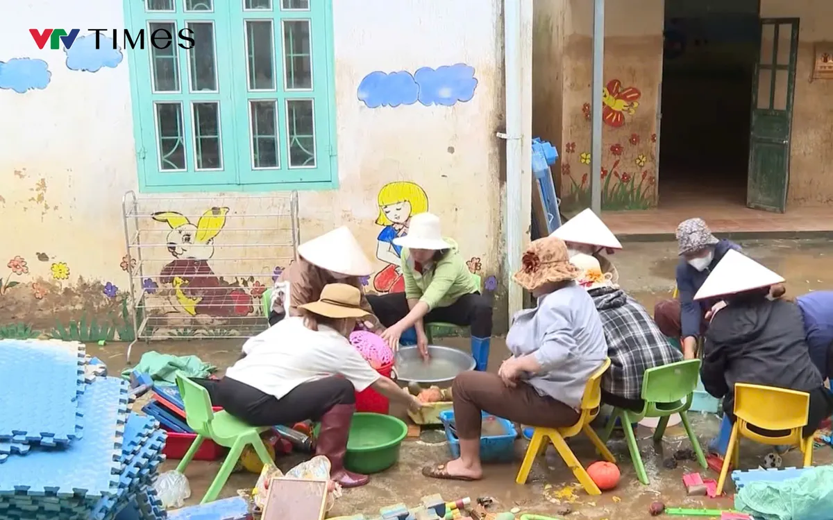 Giáo viên các trường vùng lũ khẩn trương khắc phục thiệt hại, sẵn sàng đón năm học mới. Ảnh: Minh Đức