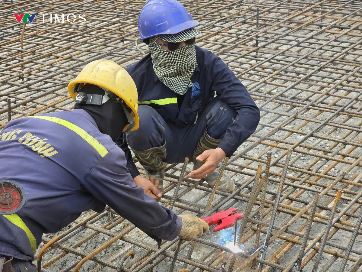 Phú Thọ: Cầu Phong Châu mới chuẩn bị hợp long sau gần 300 ngày thi công thần tốc- Ảnh 5. Phú Thọ: Cầu Phong Châu mới chuẩn bị hợp long sau gần 300 ngày thi công thần tốc- Ảnh 5.