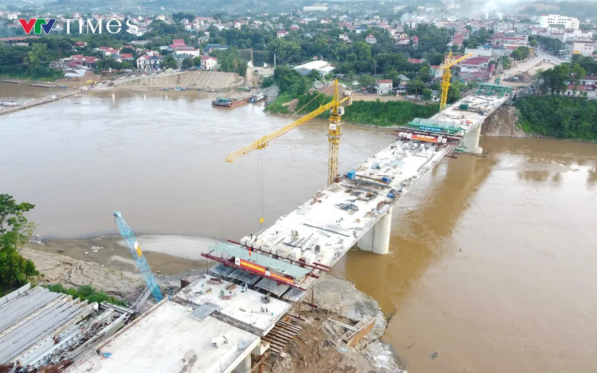Dự án cầu Phong Châu mới nối 2 bờ sông Hồng được đầu tư theo lệnh khẩn cấp sau sự cố sập cầu vào ngày 9/9/2024. Dự án cầu Phong Châu mới nối 2 bờ sông Hồng được đầu tư theo lệnh khẩn cấp sau sự cố sập cầu vào ngày 9/9/2024.