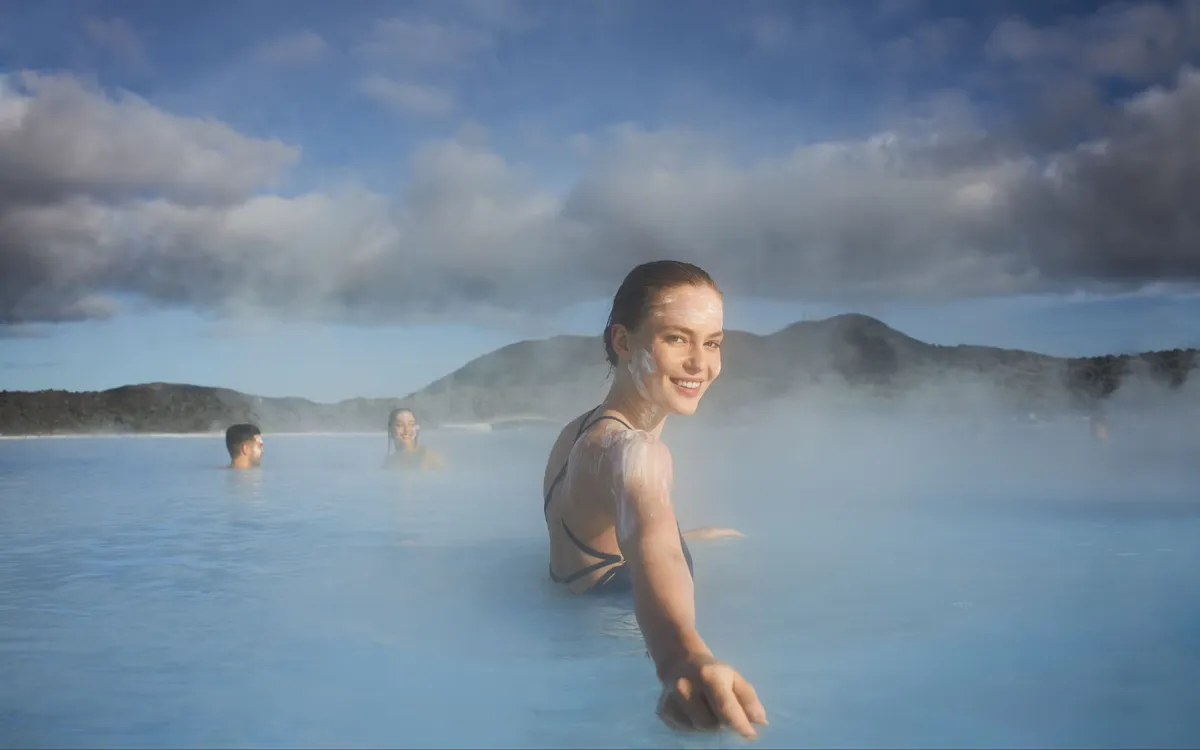 Những du khách ngâm mình trong dòng nước đặc biệt ở Blue Lagoon. Ảnh Viktória Komjáti Những du khách ngâm mình trong dòng nước đặc biệt ở Blue Lagoon. Ảnh Viktória Komjáti
