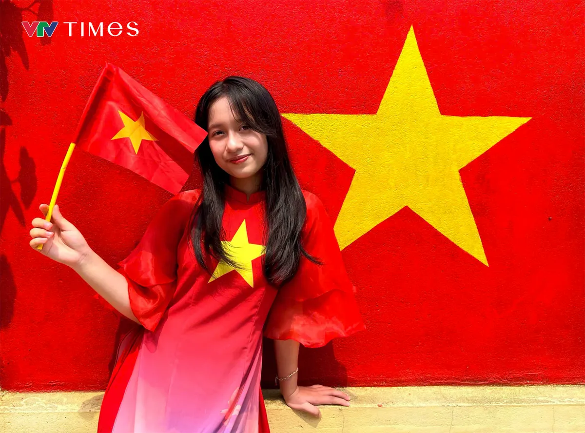 Chuyện chưa kể về đôi vợ chồng trẻ biến bờ tường cũ thành “con đường cờ” rực đỏ chào mừng Quốc khánh 2/9 - Ảnh 6.
