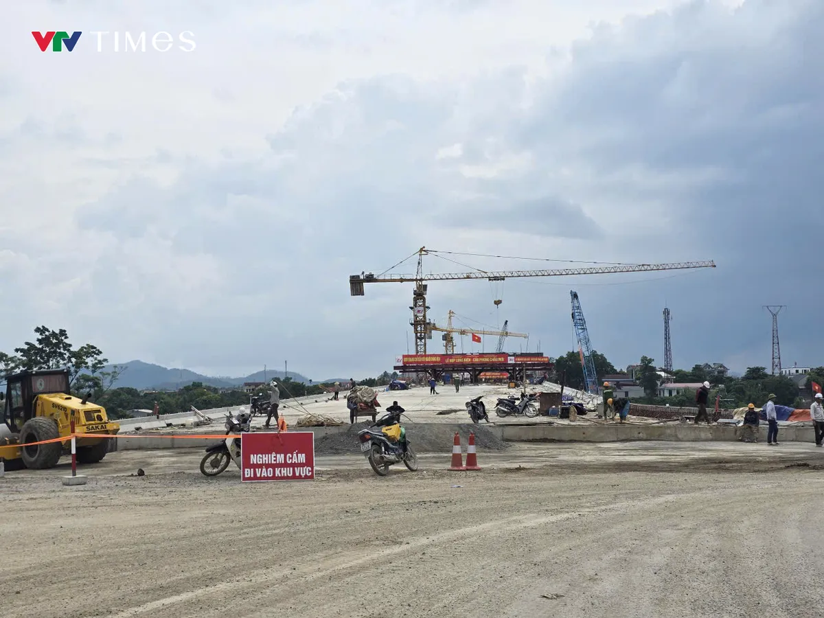 Phú Thọ: Cầu Phong Châu mới chuẩn bị hợp long sau gần 300 ngày thi công thần tốc- Ảnh 2. Phú Thọ: Cầu Phong Châu mới chuẩn bị hợp long sau gần 300 ngày thi công thần tốc- Ảnh 2.