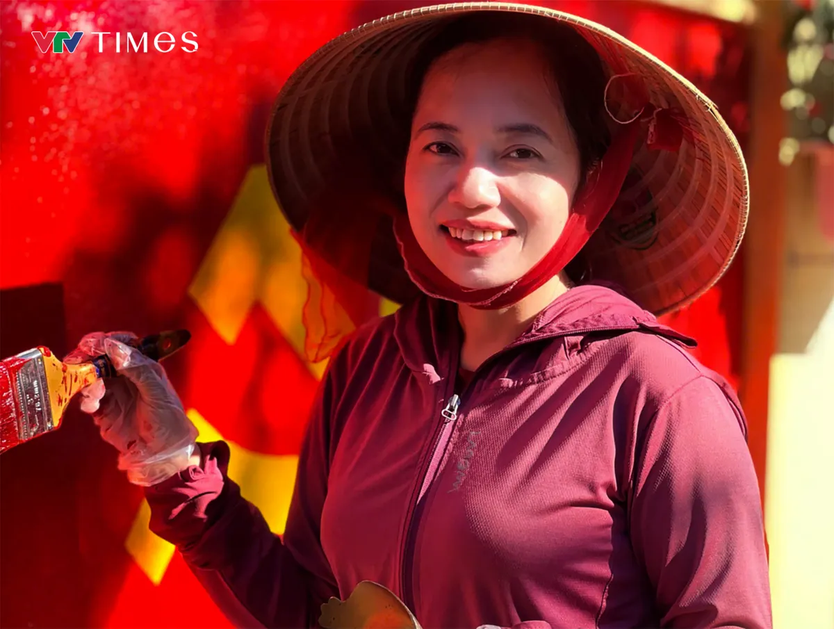 Chuyện chưa kể về đôi vợ chồng trẻ biến bờ tường cũ thành “con đường cờ” rực đỏ chào mừng Quốc khánh 2/9 - Ảnh 1.