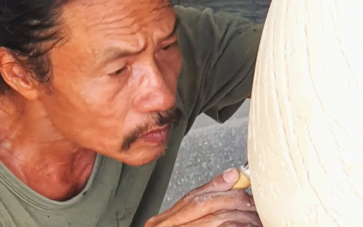 Một nghệ nhân đang làm gốm. Ảnh/l Nguyễn Bắc Một nghệ nhân đang làm gốm. Ảnh/l Nguyễn Bắc
