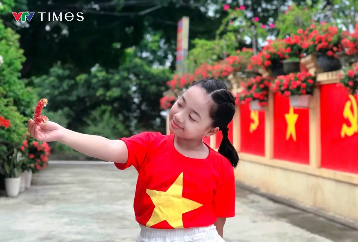 Chuyện chưa kể về đôi vợ chồng trẻ biến bờ tường cũ thành “con đường cờ” rực đỏ chào mừng Quốc khánh 2/9 - Ảnh 5.
