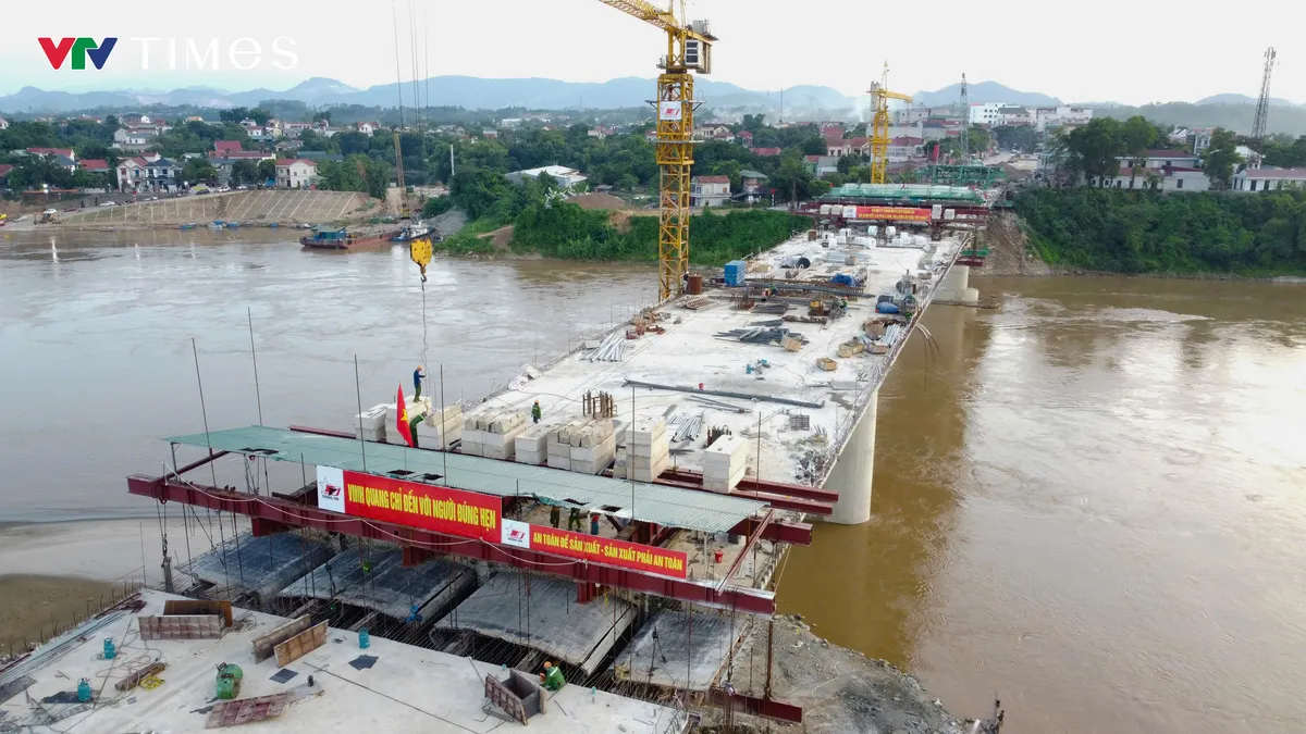Phú Thọ: Cầu Phong Châu mới chuẩn bị hợp long sau gần 300 ngày thi công thần tốc- Ảnh 1. Phú Thọ: Cầu Phong Châu mới chuẩn bị hợp long sau gần 300 ngày thi công thần tốc- Ảnh 1.
