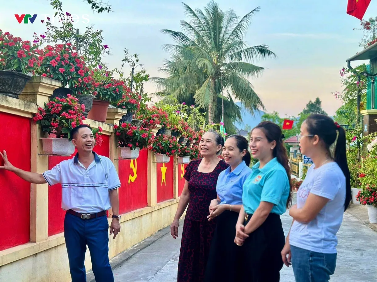 Chuyện chưa kể về đôi vợ chồng trẻ biến bờ tường cũ thành “con đường cờ” rực đỏ chào mừng Quốc khánh 2/9 - Ảnh 3.