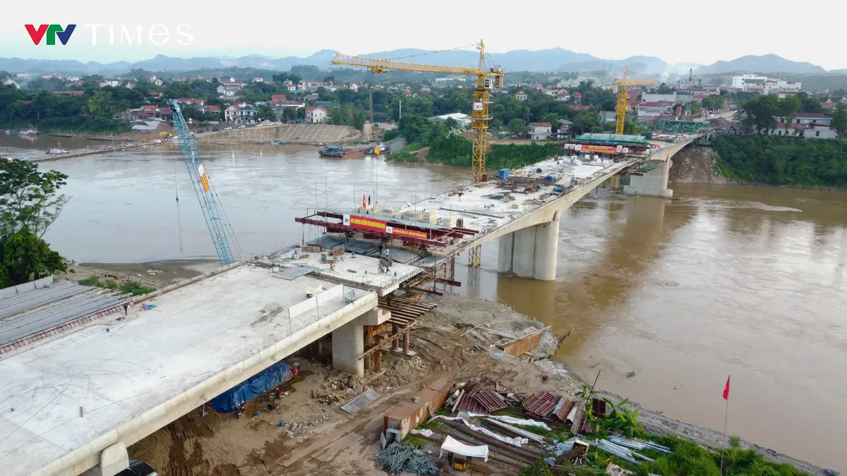 Phú Thọ: Cầu Phong Châu mới chuẩn bị hợp long sau gần 300 ngày thi công thần tốc- Ảnh 7. Phú Thọ: Cầu Phong Châu mới chuẩn bị hợp long sau gần 300 ngày thi công thần tốc- Ảnh 7.