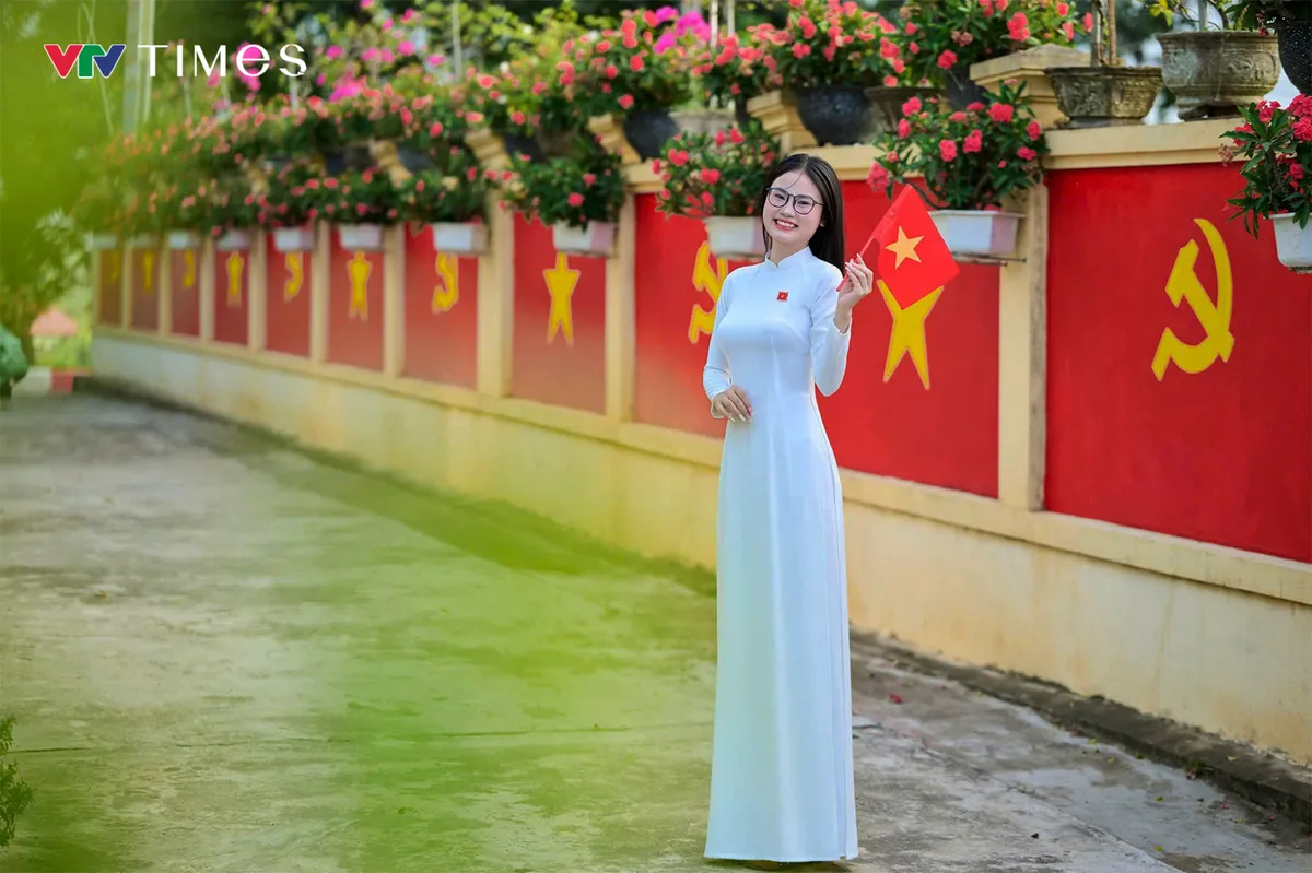 Chuyện chưa kể về đôi vợ chồng trẻ biến bờ tường cũ thành “con đường cờ” rực đỏ chào mừng Quốc khánh 2/9 - Ảnh 4.