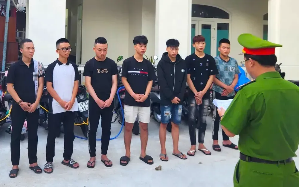 Cơ quan công an đọc lệnh khởi tố đối với 7 bị can. (Ảnh: CA) Cơ quan công an đọc lệnh khởi tố đối với 7 bị can. (Ảnh: CA)