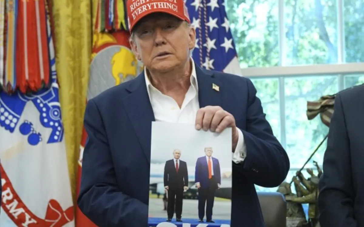 Tổng thống Trump khoe bức ảnh chụp ông và Tổng thống Putin trong cuộc gặp ở Anchorage, Alaska hôm 15/8 (Ảnh: AP)