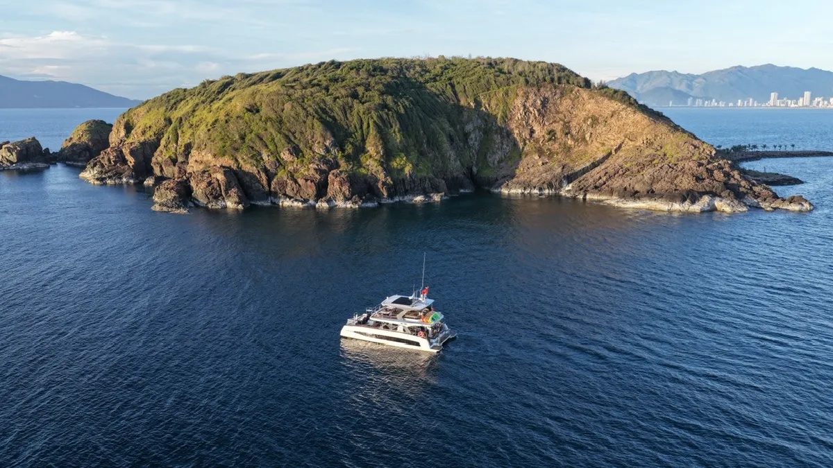 Du lịch Khánh Hòa: Hè 2025 sôi động, khách quốc tế tăng mạnh - Ảnh 3.