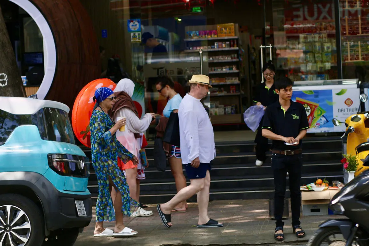 Du lịch Khánh Hòa: Hè 2025 sôi động, khách quốc tế tăng mạnh - Ảnh 1.