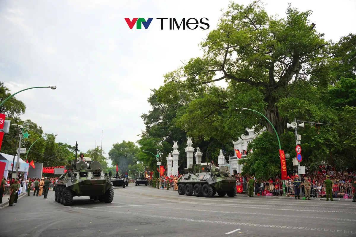 Người dân choáng ngợp, tự hào khi chiêm ngưỡng khí tài quân sự trên đường phố Hà Nội - Ảnh 2.