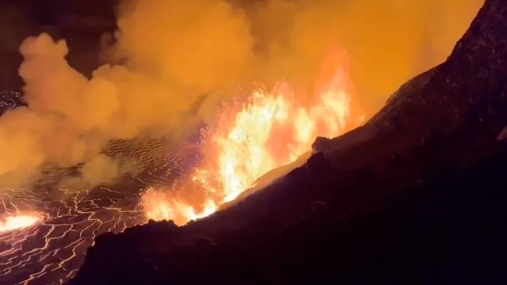 Núi lửa Kilauea (Mỹ) phun trào hàng chục lần kể từ tháng 12/2024 - Ảnh 4.