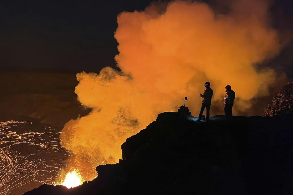 Núi lửa Kilauea (Mỹ) phun trào hàng chục lần kể từ tháng 12/2024 - Ảnh 2.