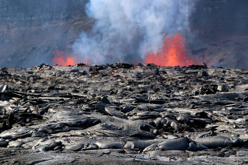 Núi lửa Kilauea (Mỹ) phun trào hàng chục lần kể từ tháng 12/2024 - Ảnh 1.