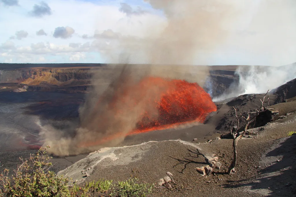 Núi lửa Kilauea (Mỹ) phun trào hàng chục lần kể từ tháng 12/2024 - Ảnh 6.