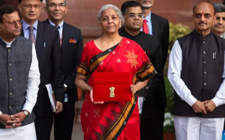 Bộ trưởng Tài chính Ấn Độ Nirmala Sitharaman (giữa, phía trước) chuẩn bị trình bày Ngân sách chung của đất nước cho năm tài chính 2023-2024 trước quốc hội tại New Delhi, Ấn Độ, ngày 1/2/2023. (Ảnh: Xinhua) Bộ trưởng Tài chính Ấn Độ Nirmala Sitharaman (giữa, phía trước) chuẩn bị trình bày Ngân sách chung của đất nước cho năm tài chính 2023-2024 trước quốc hội tại New Delhi, Ấn Độ, ngày 1/2/2023. (Ảnh: Xinhua)