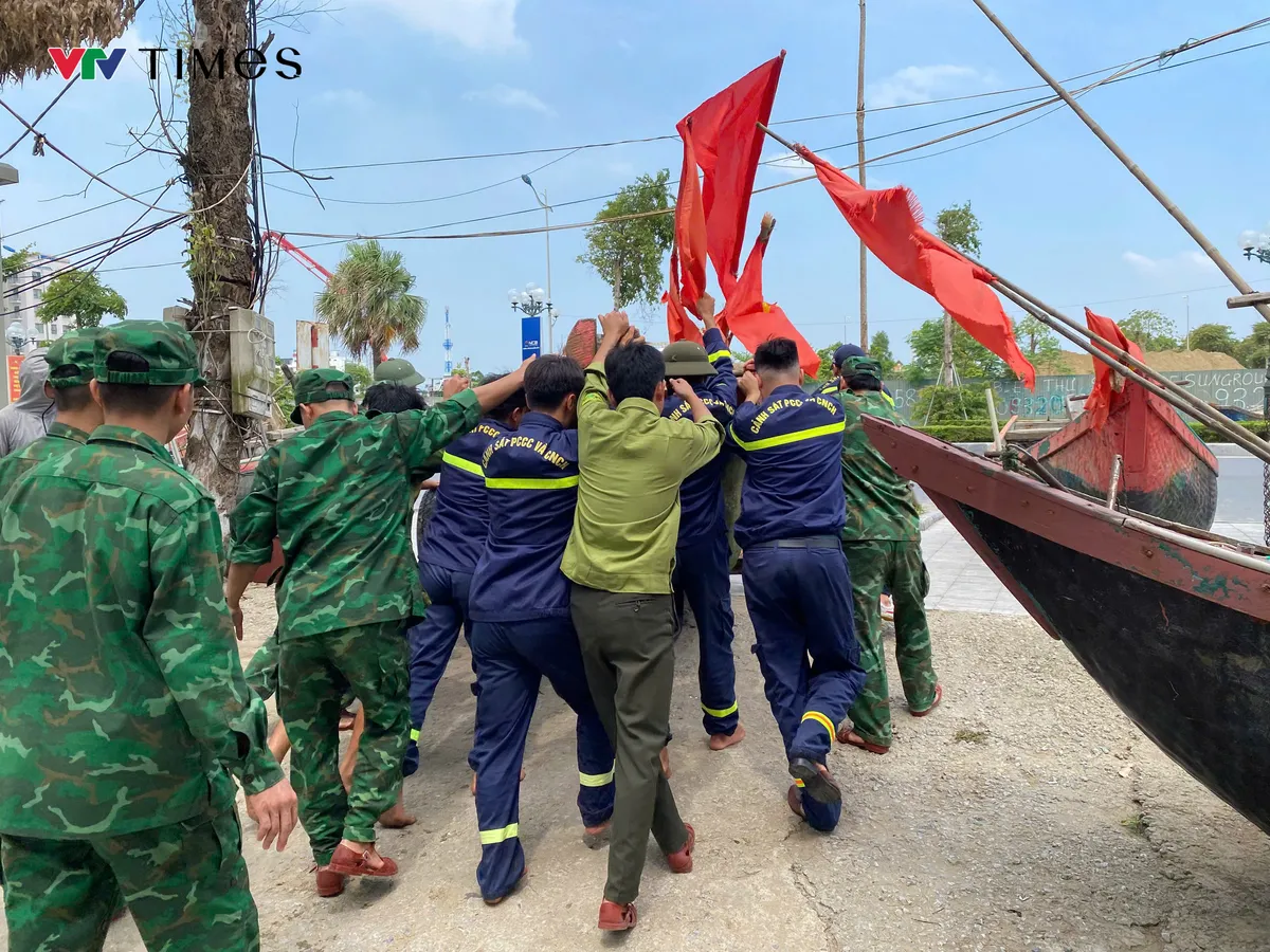 Công an, bộ đội cùng ngư dân Sầm Sơn (Thanh Hóa) đưa tàu thuyền vào bờ tránh bão số 5 - Ảnh 3.