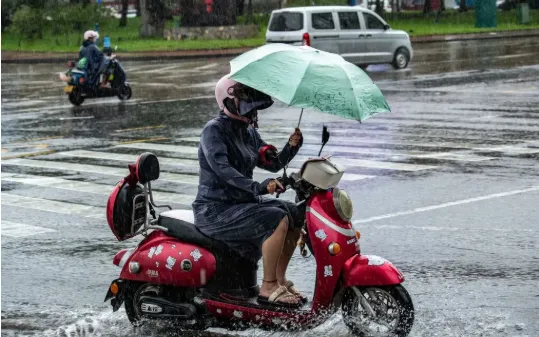 Người dân di chuyển trong cơn mưa lớn hôm 24/8 tại tỉnh Hải Nam, Trung Quốc, khi bão Kajiki đang tiến gần (Ảnh: VCG/AP) Người dân di chuyển trong cơn mưa lớn hôm 24/8 tại tỉnh Hải Nam, Trung Quốc, khi bão Kajiki đang tiến gần (Ảnh: VCG/AP)