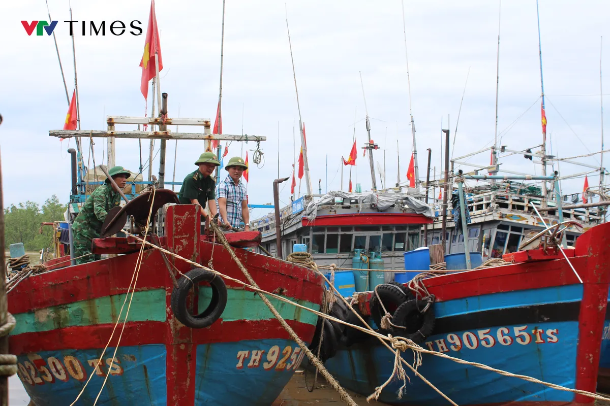 Công an, bộ đội cùng ngư dân Sầm Sơn (Thanh Hóa) đưa tàu thuyền vào bờ tránh bão số 5 - Ảnh 4.