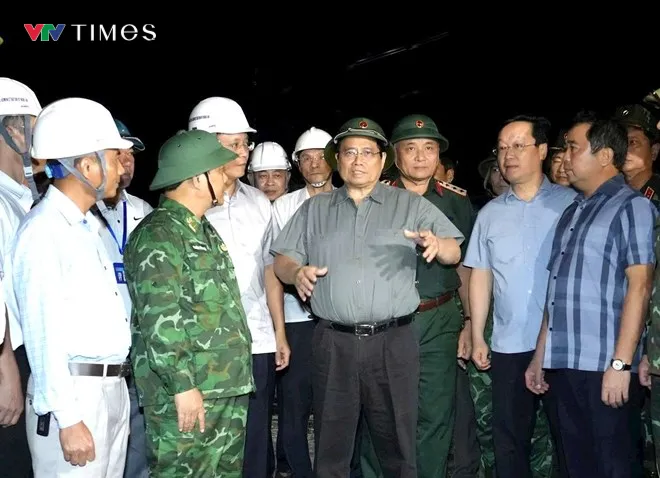 Thủ tướng Phạm Minh Chính trực tiếp kiểm tra công tác phòng chống bão số 5 trong đêm tại Nghệ An - Ảnh 1.