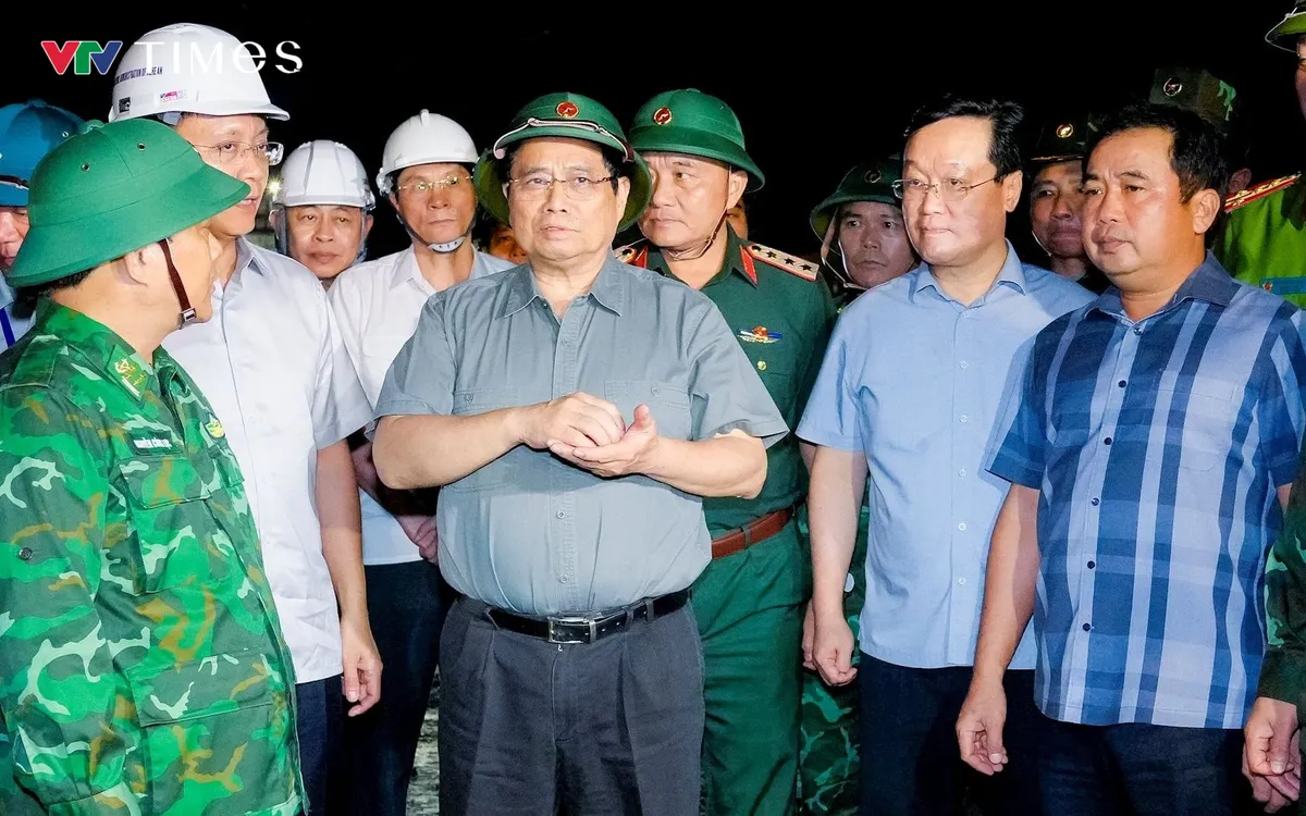 Thủ tướng Phạm Minh Chính kiểm tra, chỉ đạo công tác ứng phó với bão số 5 tại Nghệ An. Ảnh: Quốc Hưng