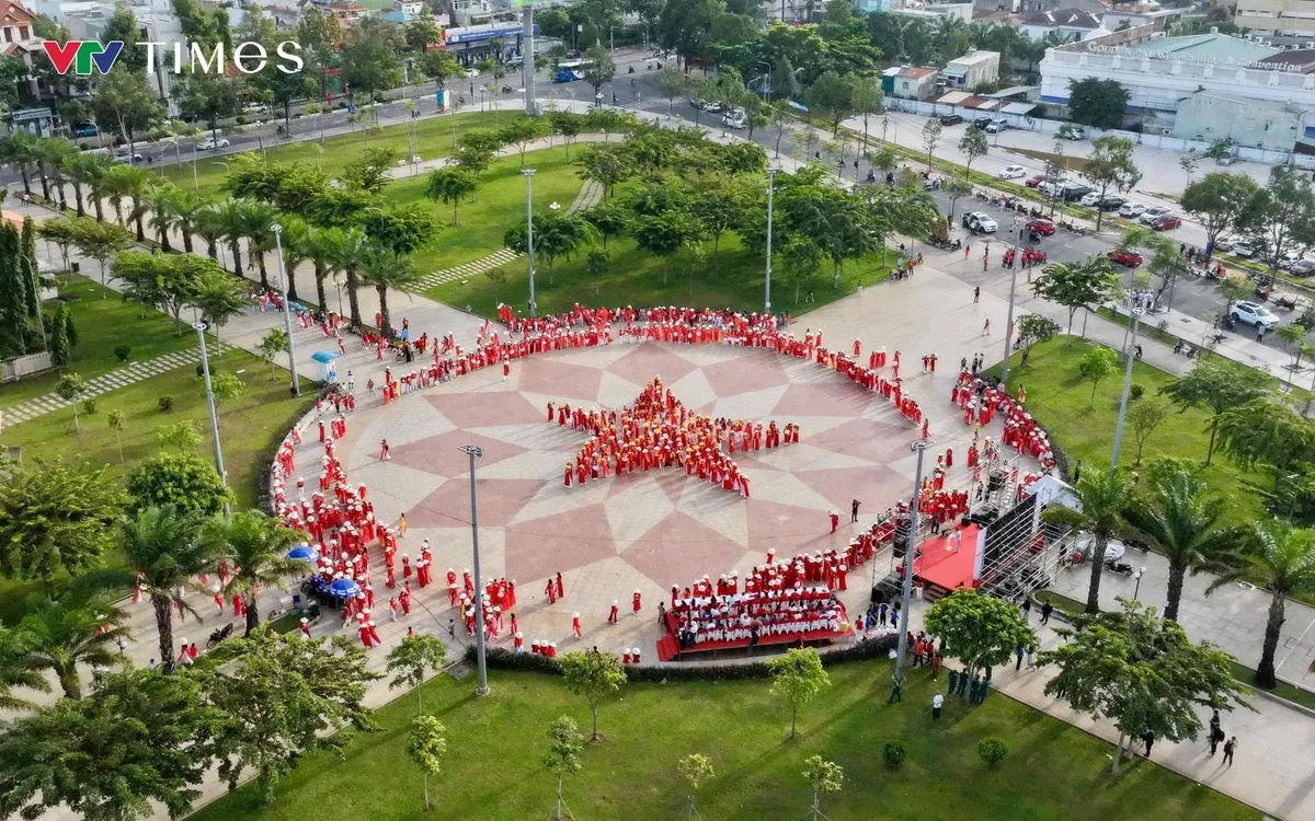 Hình ảnh ngôi sao 5 cánh được người dân xếp hình nhìn từ trên cao. Hình ảnh ngôi sao 5 cánh được người dân xếp hình nhìn từ trên cao.